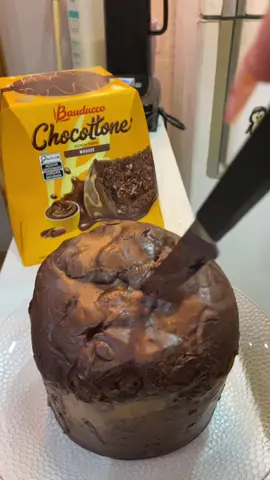me deixa com meu chocotone 🤣 #chocottone #bauducco @bauducco 