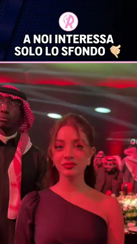 Bellissima ragazza, e siamo tutti d'accordo. Ma sullo sfondo c'è l'amore di tutti gli amanti del FUTEBOL 🤙🏻🇧🇷 📹: @leila Afshonkar  #Neymar #neymarjr #Brazil #Rompipallone 