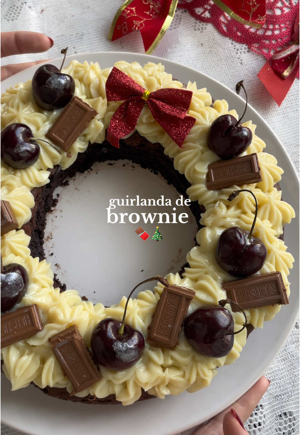 Replying to @Nathalia Rodrigues  guirlanda de brownie 🎄🫶 a receita do brownie é a mesma do video anterior e foi coberta com um brigadeiro branco.  #inspiration #natal #guirlanda #chocolate #receita 