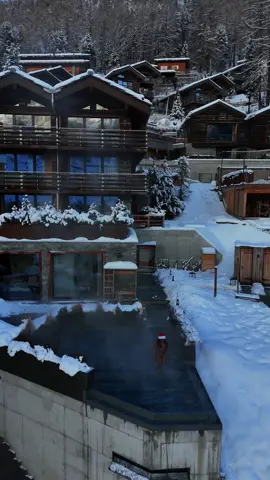 What does #winterwonderland look like to you? #cervo #zermatt #cervospa #thermalpool 