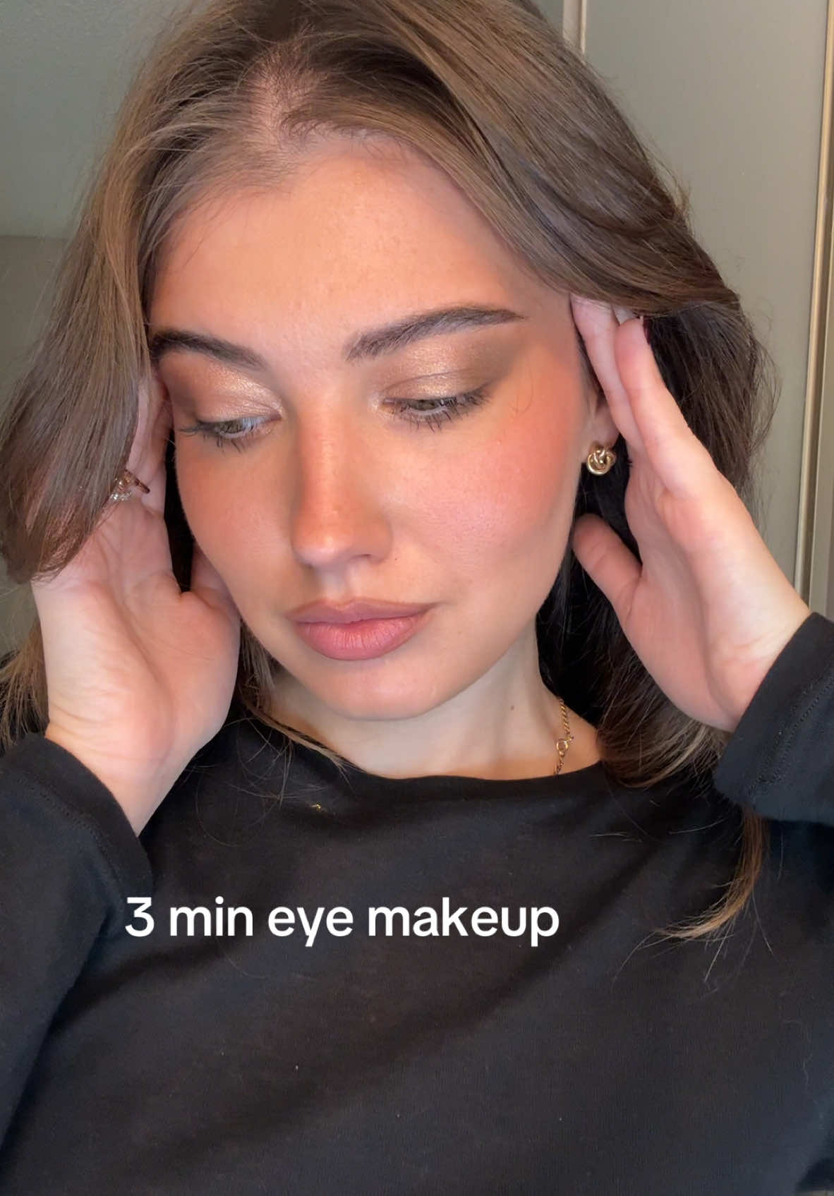 Super easy makeup look with @L’Oréal Paris Le shadow sticks in a shade ✨ Twinkley rose✨ and 🤎Brown bliss🤎 
