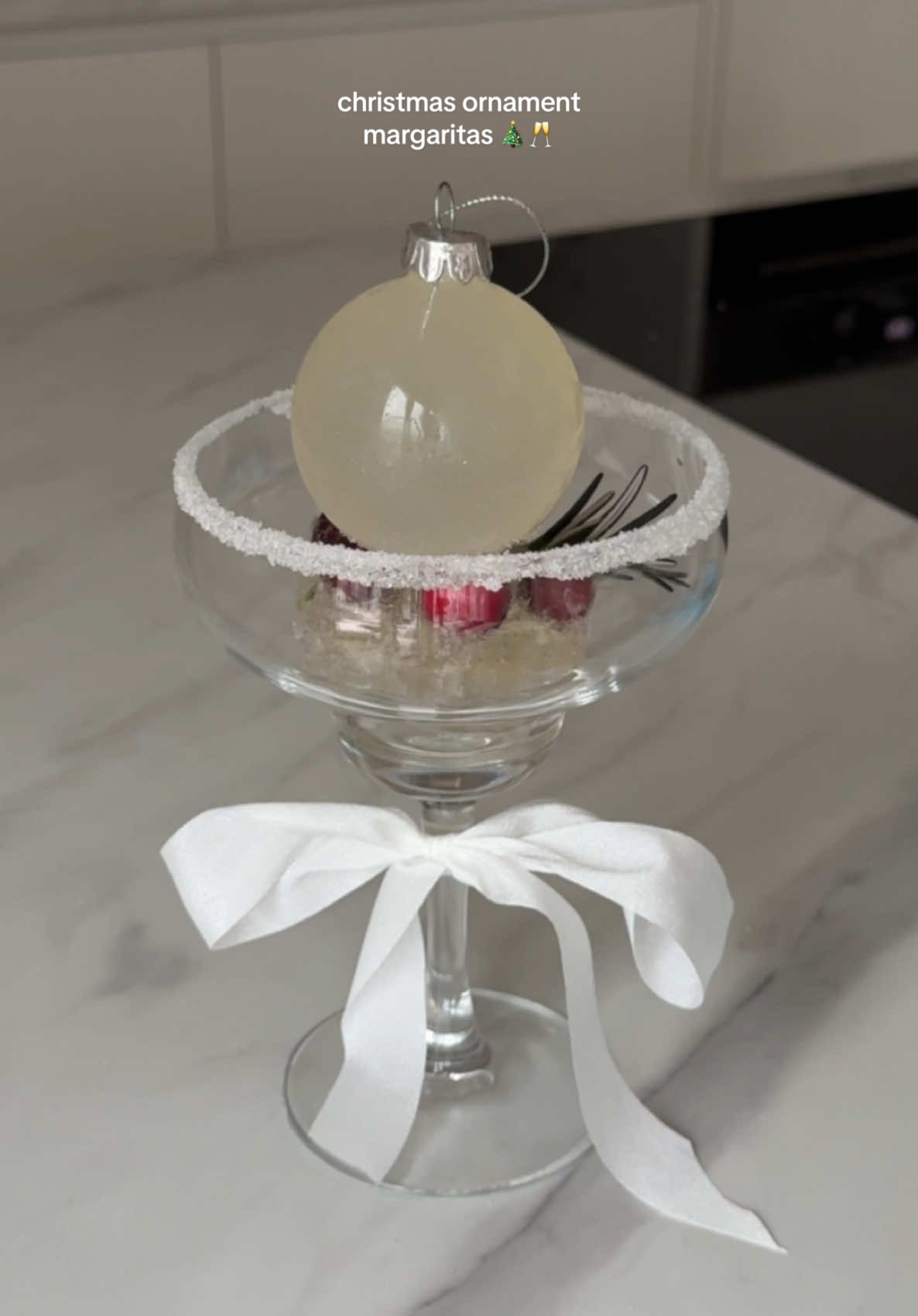 festive drink idea: ornament cocktails 🎄🥂✨ #cocktail #cocktails #cocktailrecipes #cocktailrecipe #margarita #ornament #ornamentcocktail #christmasdrink #christmascocktails #christmasrecipes #christmasparty #xmasparty #xmasdrinks #edibleglitter #glitter #girlsnight #girlsnightout #girlsnightin #festivedrinks #christmasmenu #cocktailparty
