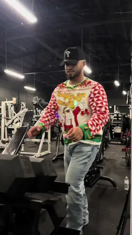 Merry Christmas ❌ Merry fitness ✅🏋️‍♂️#Fitness #tiktok #GymLife #viralvideo #trending #gym #gymrat #christmas 