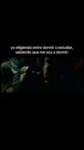 yo fingiendo ser responsable, sabiendo que la almohada siempre gana 😂 #asisomos #colegio #bachillerato 