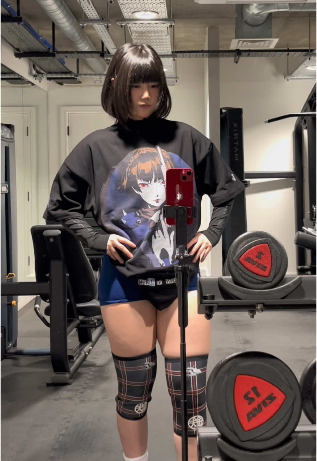 leg day💙anyone still at the gym?👀 . T-shirt and knee sleeves @VILLAGE HIDDEN IN IRON ‘dodo’ . . #gymmotivation #gymlifestyle #fitnessinspo #gym 