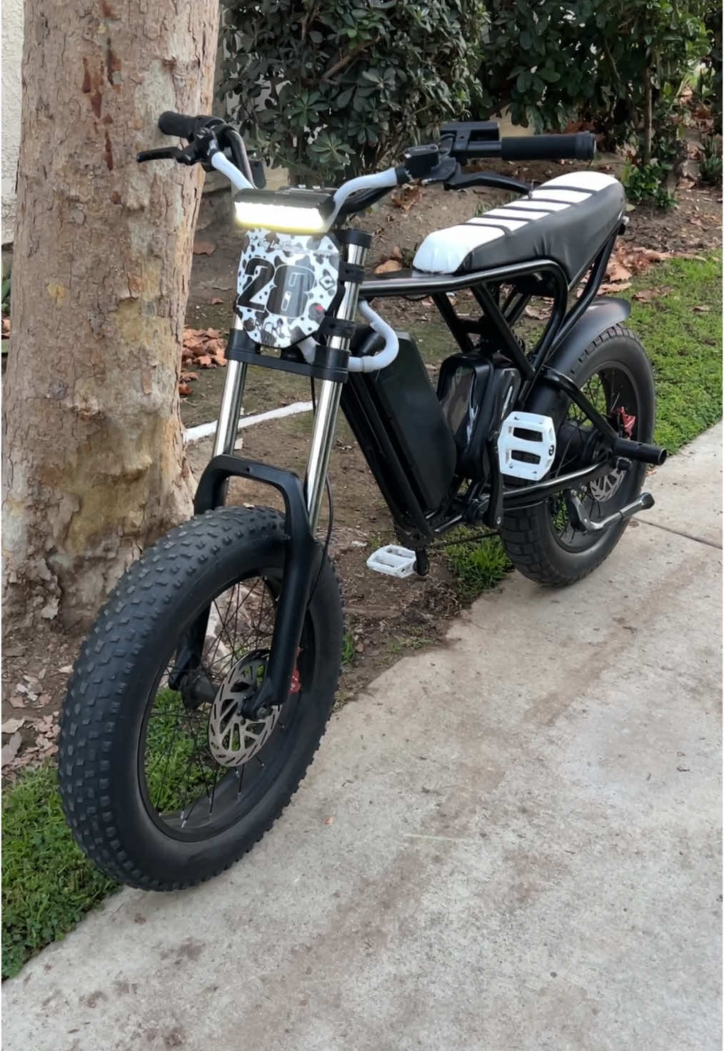 im so happy I can pop it up on the pegs now no foot dragging😼💪  #LLJ #ridstar #ebike #ridstarq20 #ridstarq20ebike #ridstarebike #surron #super73 #wheelie #clean 