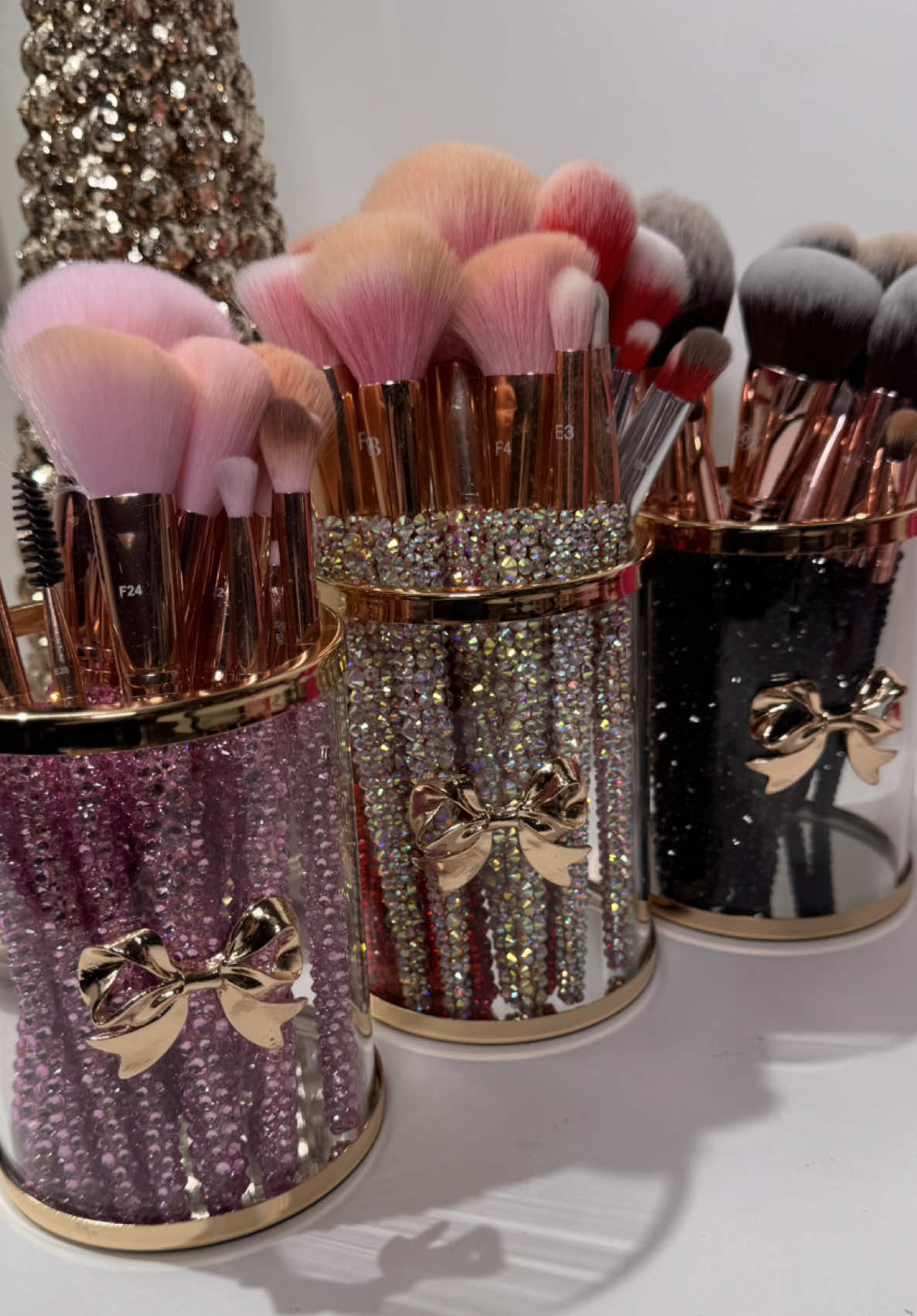 The cutest makeup brush holders #bowaesthetic #makeupbrushes #bowmakeup #makeupaccessories #makeuporganization 