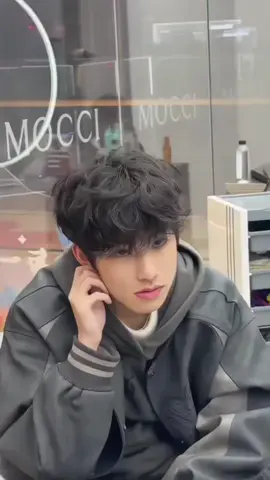 Anh uốn tóc đẹp r nè, em ra ngõ a chở em đi chơi 😎 #tocnamhanquoc #kieutocnam #uontocdep #uontoc #uontocnam #xuhuongtiktok #salontocbinhthanh #lamtocantet #tocnam #uonlayer #finnhairstudio #viralvideo #tocnamdep #tet 