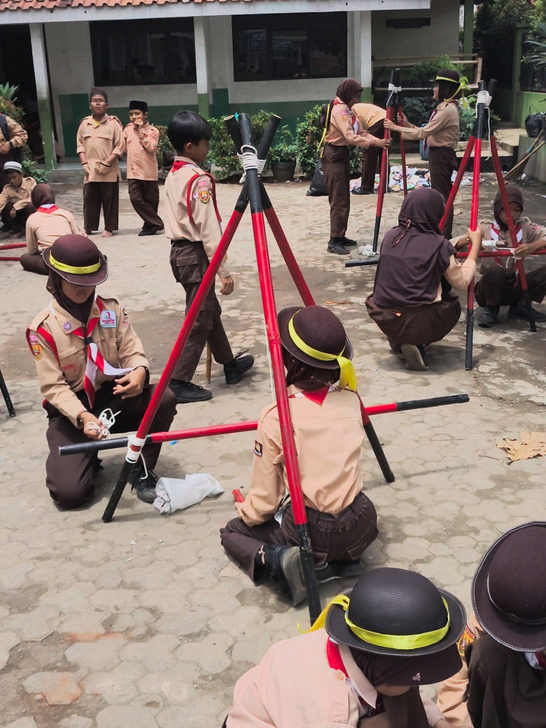 Tak perlu nunggu hebat untuk memulai sesuatu. Latihan dasar Tali-temali, membuat kaki tiga #pramuka #sdnnagreg02 #talitemali #scout #pasuma 