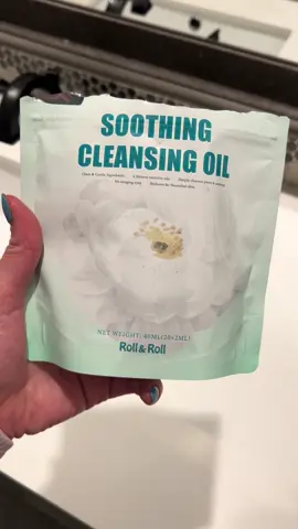 Cleanse your face with this amazing oil from Roll & Roll! #rollandroll #beauty #cleansingoil #beautyhacks #beautytips #makeup 