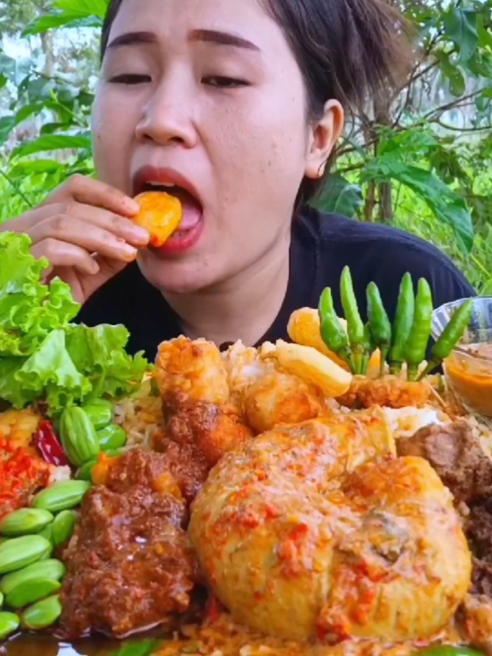 ( durasi full di youtubee AIKKETINHAA TINHAA) NASI PADANG SATE AYAM GULAI PAKE LALAPAN MENTAH #aikketinhaa #mukbang #nasipadang #mukbangkampung