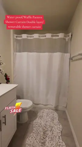 Toda mujer ama la limpieza estará feliz de poder lavar toda su cortina de baño cada vez que quiera.  Esto es un cambio en el juego, hubiese deseado encontrar esta cortina antes. Las cortinas de plastico en la bañera son un foco de bacterias, huelen mal, hay que eatarlas cambiando todo el tiempo. Esta que te muestro solo hay que ponerla en la lavadora y listo, el baño siempre estara limpio totalmente  #showercurtain #showercurtainhack #cleanhack #clean #cleangirl #tiktokshopblackfriday #tiktokshopcybermonday 