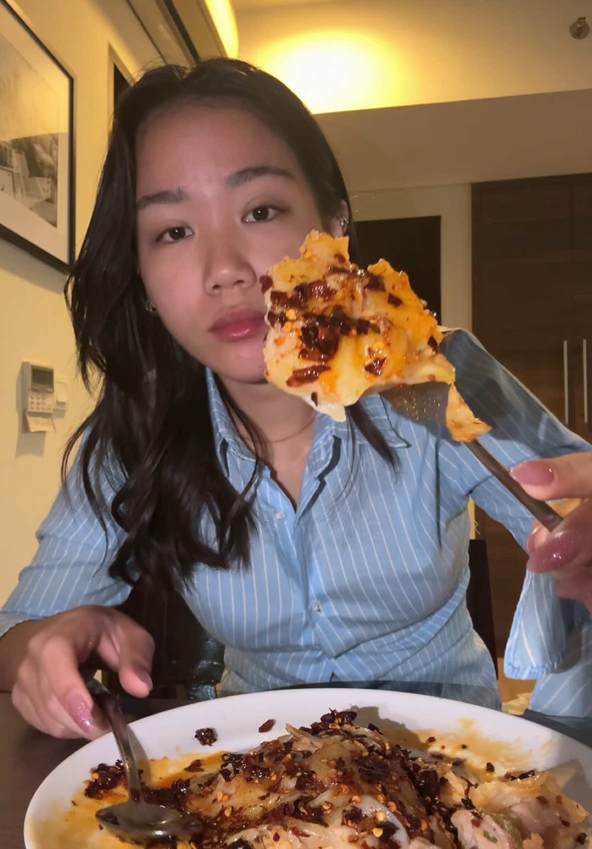 Pangsit chili oil + kerupuk kulit balado = GONG akhir tahun