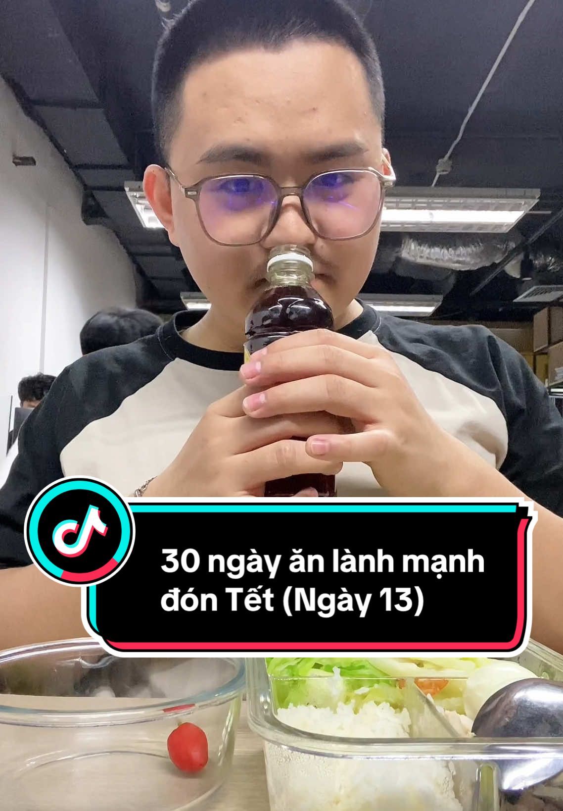 Trả lời @kduydz6 Sắm chai mắm ruốc ngon chấm đồ luộc xem có ai xin không nào 🤗 Ngày 13 ăn lành mạnh: bắp cải luộc chấm mắm trứng (trời ơi ta nói nó cuốn), thịt lợn luộc.  #cuong10yen #dailyvlog #mukbang #asmr #ancungtiktok #mangcomdilam #comvanphong #thucdongiamcan