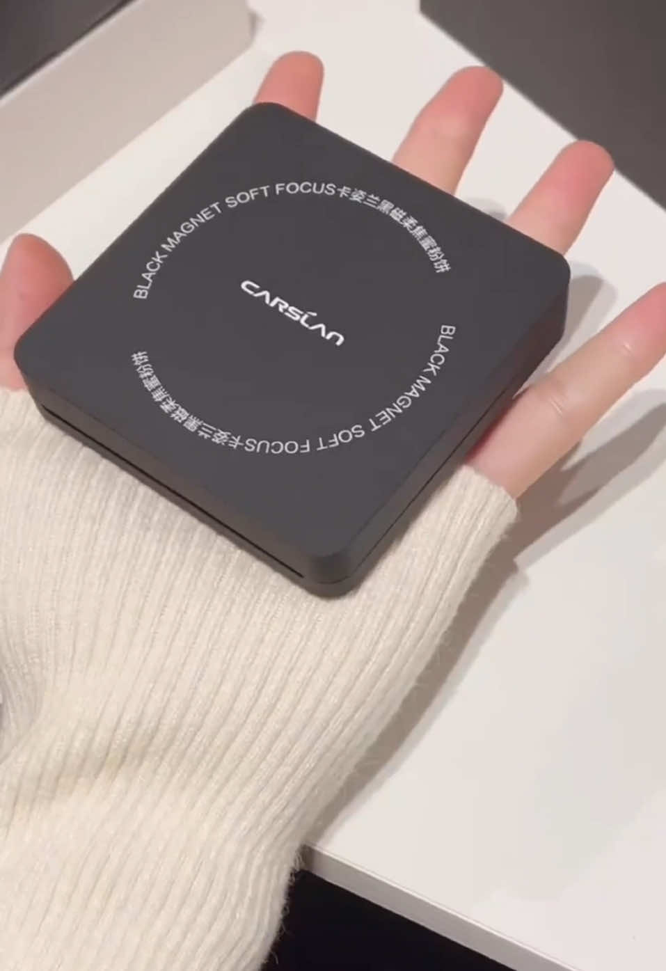 🍐 Phấn Phủ Nén Carslan Black Magnet Soft Mist. Tại sao em ấy lại hot như thế ai ai cũng săn lùng?? ✔️ Chất phấn siêu mịn, hạt phấn bột siêu nhỏ. ✔️ Chống nước chống mồ hôi. ✔️ Bảo vệ tối đa lớp makeup nguyên trạng lên đến 12h. ✔️ Che phủ lỗ chân lông, mặt như cà filter. #jennyshophanoi #xuhuong #viral #reviewlamdep #skincare #myphamjennychinhhang #goclamdep #carslan #phanphu 