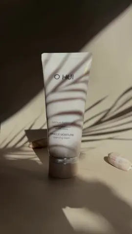 🌸 Sữa rửa mặt OHUI Miracle Moisture – SRM dưỡng ẩm sâu. Bí quyết cho làn da ẩm mịn rạng ngời! 🌸 💖 Công dụng vượt trội: • Làm sạch sâu, loại bỏ bụi bẩn và dầu thừa mà không làm khô da. • Bổ sung độ ẩm tức thì, giúp da mềm mại và căng bóng. • Công thức dịu nhẹ, phù hợp cho mọi loại da, kể cả da nhạy cảm. 💎 Đối tượng sử dụng: • Phù hợp với mọi loại da, đặc biệt là da khô và thiếu ẩm. • Lựa chọn lý tưởng cho những nàng đang tìm kiếm làn da mềm mại, tươi tắn mỗi ngày. 📦 Set gồm 2 tuýp tiện lợi:   • Tuýp lớn 200ml: Sử dụng lâu dài, tiết kiệm. • Tuýp trung 100ml: Dễ dàng mang theo khi đi du lịch hay công tác. ✨ Đặc biệt: Sữa rửa mặt chứa chất dưỡng ẩm độc quyền #ChiffonCeramide từ OHUI, giúp củng cố hàng rào bảo vệ da, mang lại làn da mịn màng tự nhiên.