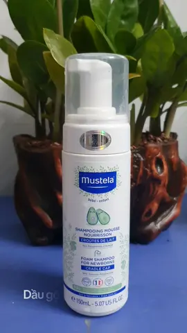 Gợi ý: cho bé bị nổi mụn đỏ , có lớp vảy như gàu gây ngứa ,khó chịu ,bé hay gãi .. Dầu gội Mustela an toàn và lành tính dành cho trẻ sơ sinh được thiết kế đặc biệt để : -Làm sạch mái tóc và da đầu  -Làm mềm và rửa sạch lớp vảy bong tróc do tình trạng da tiết bã . Đặc biệt ,sau khi tắm gội cần bôi kem dưỡng da cho bé có đủ độ ẩm ,mềm mịn . #caheo95#xuhuong#noimundotrendau#viemdacodia#chamsua#daugoithaoduoc#daugoichobeviemda