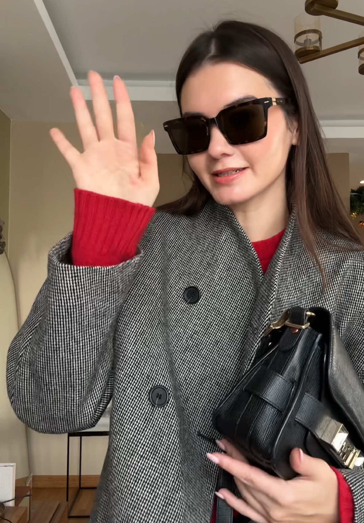 7/30 Kış kombini yapıyoruz. ♥️ Kırmızı kazaklar çıkıyor, yavaş yavaş renkli bir geçiş yapıyoruz Aralık ayına doğru. ✅  beautyomelette kazağım eski sezon / s beden @COS yeni sezon jean / 34 beden  @ARKET ceketim eskidir.  @adidas sambalar  @proenzaschouler ps11 model  @Miu Miu gözlüklerim  Günün allığı iseee @gourmetladies peach me up 🍑 @MERIT Beauty lip oil ise dudağıma sürdüğüm ürün.  *video içerisinde sponsorlu bir konumlandırma bulunmamaktadır. Markalardan bahsettiğim için reklam yazıyorum. #30daysofoutfits #outfitinspiration #30daysofwinteroutfits #outfitinspo 