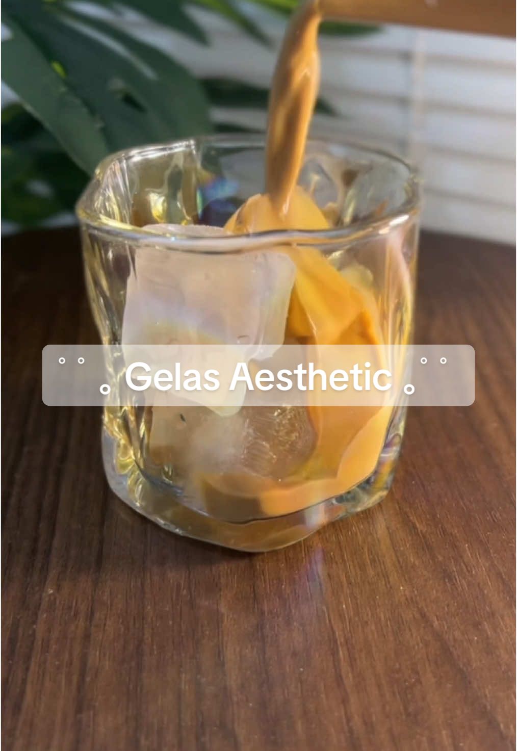 Di rumah aja kamu udah bisa ngopi cantik pakai gelas aesthetic ini✨ #gelasaesthetic #gelaskaca #gelaskopiaesthetic #gelaskacaberkilau 