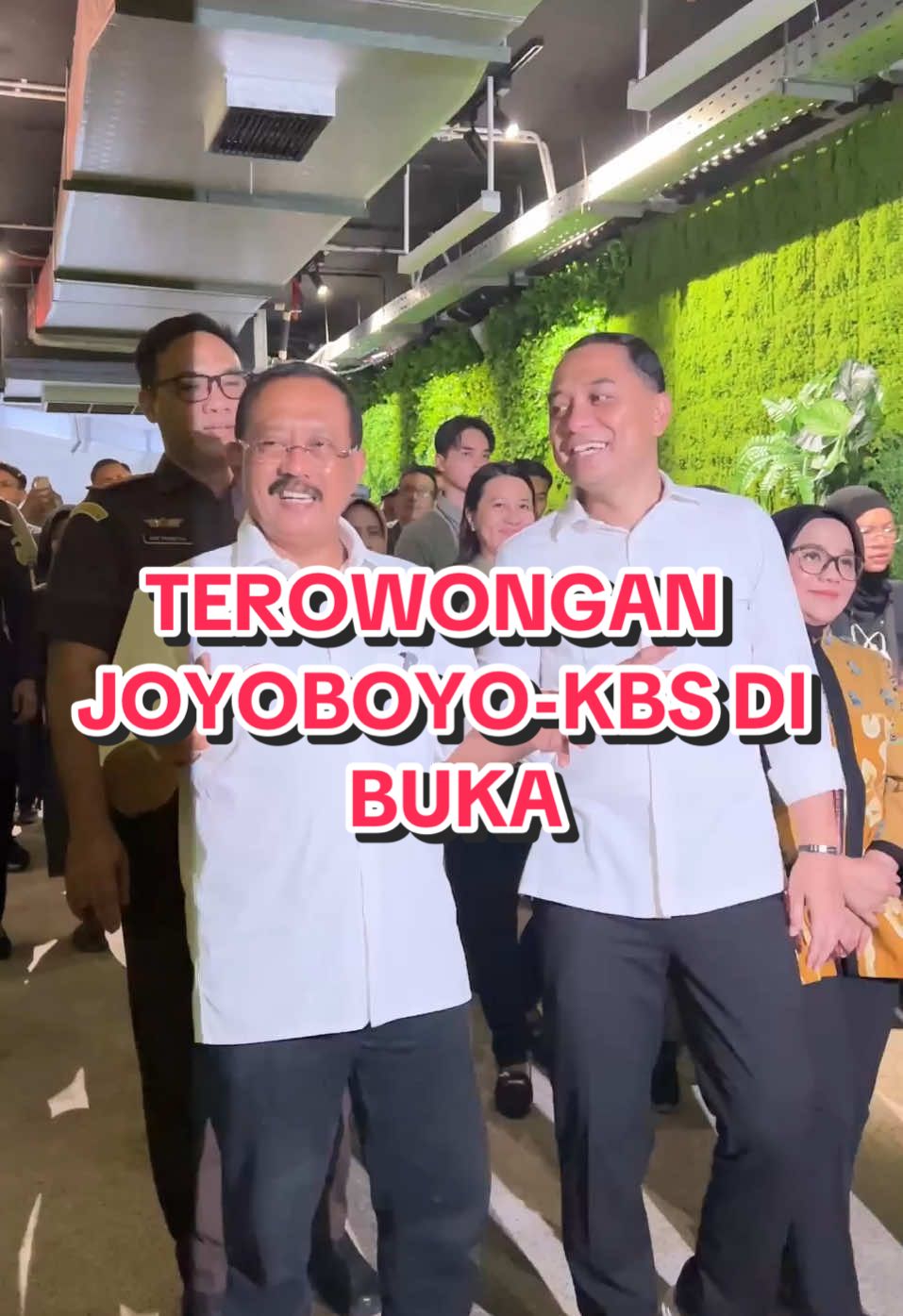 Tunnel Joyoboyo-KBS Resmi di Buka Rek! Terowongan bawah tanah yang menghubungkan antara parkiran dengan Kebun Binatang Surabaya. Jadi tidak ada lagi kepanasan dan kehujanan Rek.  Lorong dengan nuansa hutan, full AC yang bakal memanjakan para pengunjung Rek. Wes cobaen lah pokok e Rek! #cakji #cakj1 #surabaya