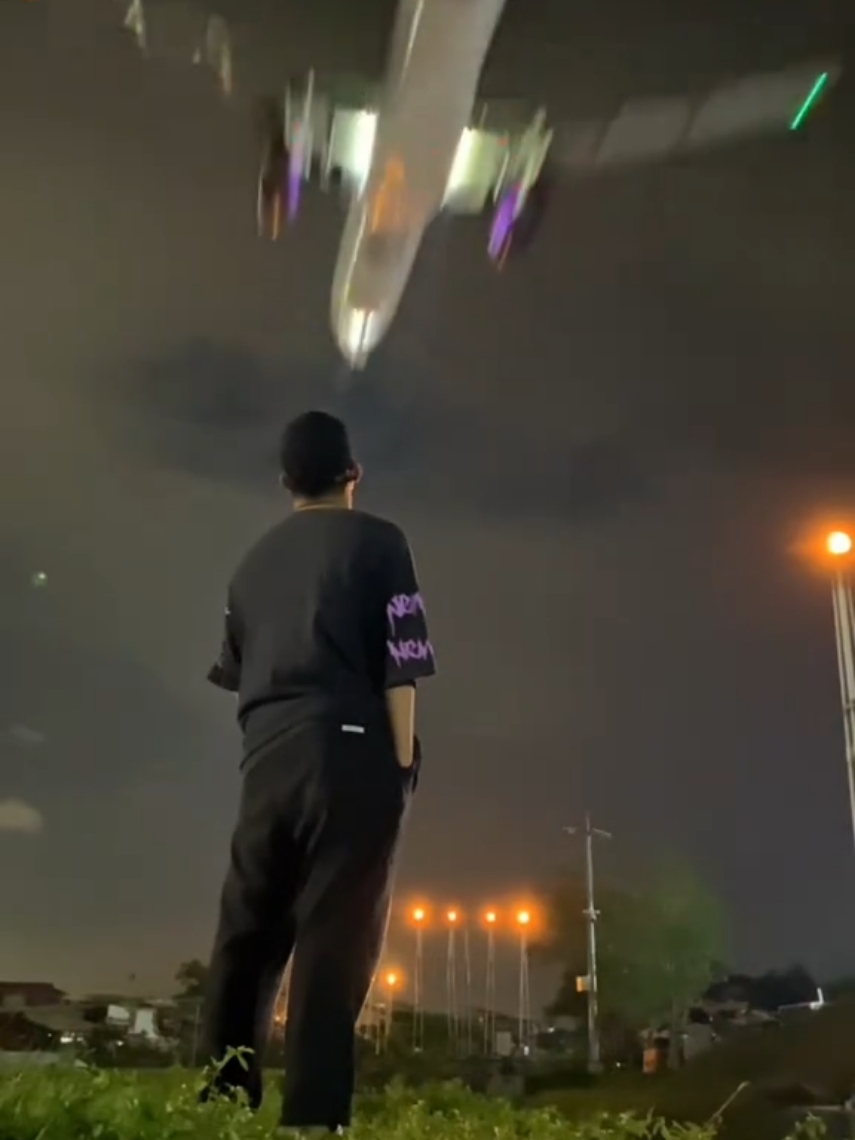 Watching my favorite sky lanterns in the skies. 💡✈️ #airplane #plane #airbus #boeing #manila #serdrew #aviation #fyp  @Lanceeeey. @MOTOPILOT @jeep.poy @benny @P A T R I C I O @leoneal @joross_aviation  @_jjjampong_  @itsme_magsss  @niatpac_lokasib 