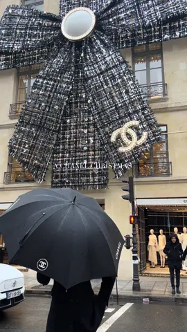 I’d like to thank the man with the umbrella 🤍🥂 . . . . . #chanel #paris #parisian #cocochanel #chanellover 