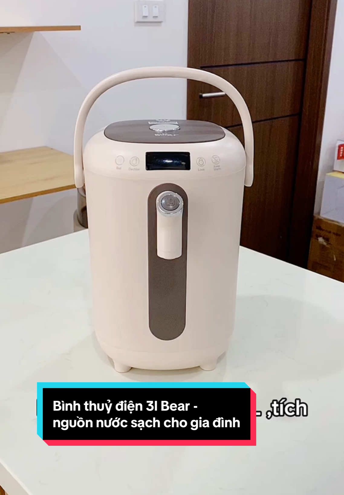 Bình thủy điện Bear 3L tích hợp 2 chế độ đun sôi và có đến 11 mức nhiệt giữ ấm từ 40-90 độ C, giúp bạn có thể tùy chỉnh nhiệt độ nước thích hợp để chuẩn bị nhiều món đồ uống, phục vụ cho từng nhu cầu của các thành viên trong gia đình. Ngoài ra, không thể không kể đến tính năng khử clo trong nước của bình thủy điện Bear. Tính năng này đem lại nguồn nước an toàn, tinh khiết với chất lượng đạt chuẩn tuyệt đối và đảm bảo sức khỏe cho cả gia đình bạn.  #bearvietnam #giadungtienich #giadungthongminh #bear 