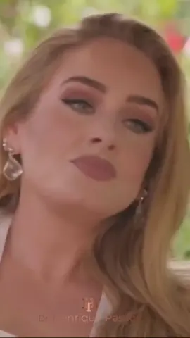 São situações como essa, em que a cantora britânica Adele comenta neste vídeo, que retratam exatamente a questão de que o processo de emagrecimento vai muito além do que se coloca no prato. O nosso corpo é um sistema, tudo está interligado, e quando algo não está bem ele dá sinais. A cura para qualquer doença requer cuidado, disciplina e constância no tratamento. Ela emagreceu em trono de 45 kg tratando inicialmente a saúde mental, sim como eu sempre digo, o processo de emagrecimento começa pela cabeça e não pela boca. Juliana Soares Nutricionista CRN 1352 / 8a região
