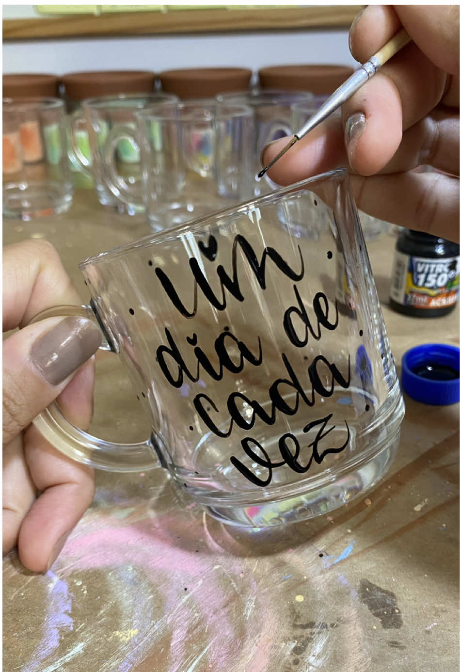 Ainda bem que é só Um dia de cada vez… Dois a gente não aguentaria não 🙂‍↔️  Canecas lindas disponíveis no site  🔗 jaquesallesatelie.com.br (tem link na Bio)  . . . #processocriativo #pinturaemvidro #lettering #canecas #presentecriativo #jaquesallesatelie 