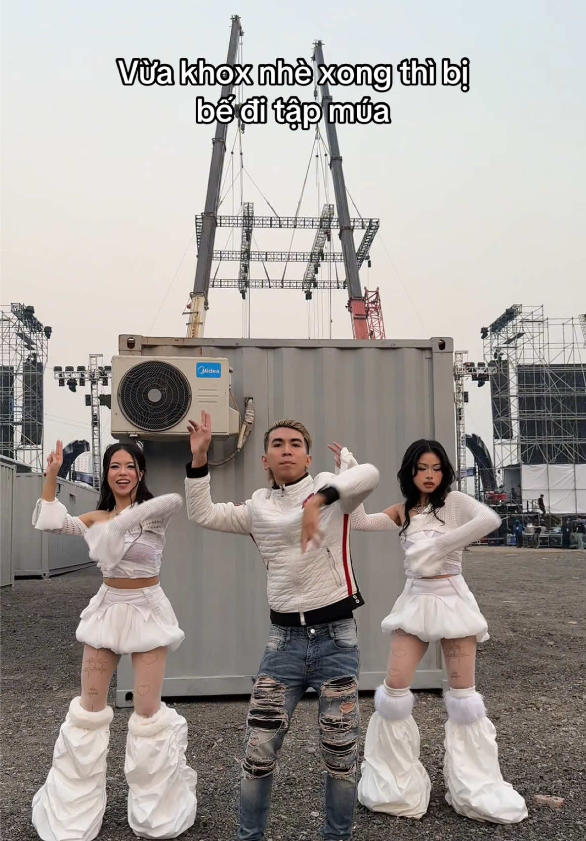 Trời lạnh làm tí thể dục thể thao với em gái xink đôi @tlinh & @CCMK con zai mẹ