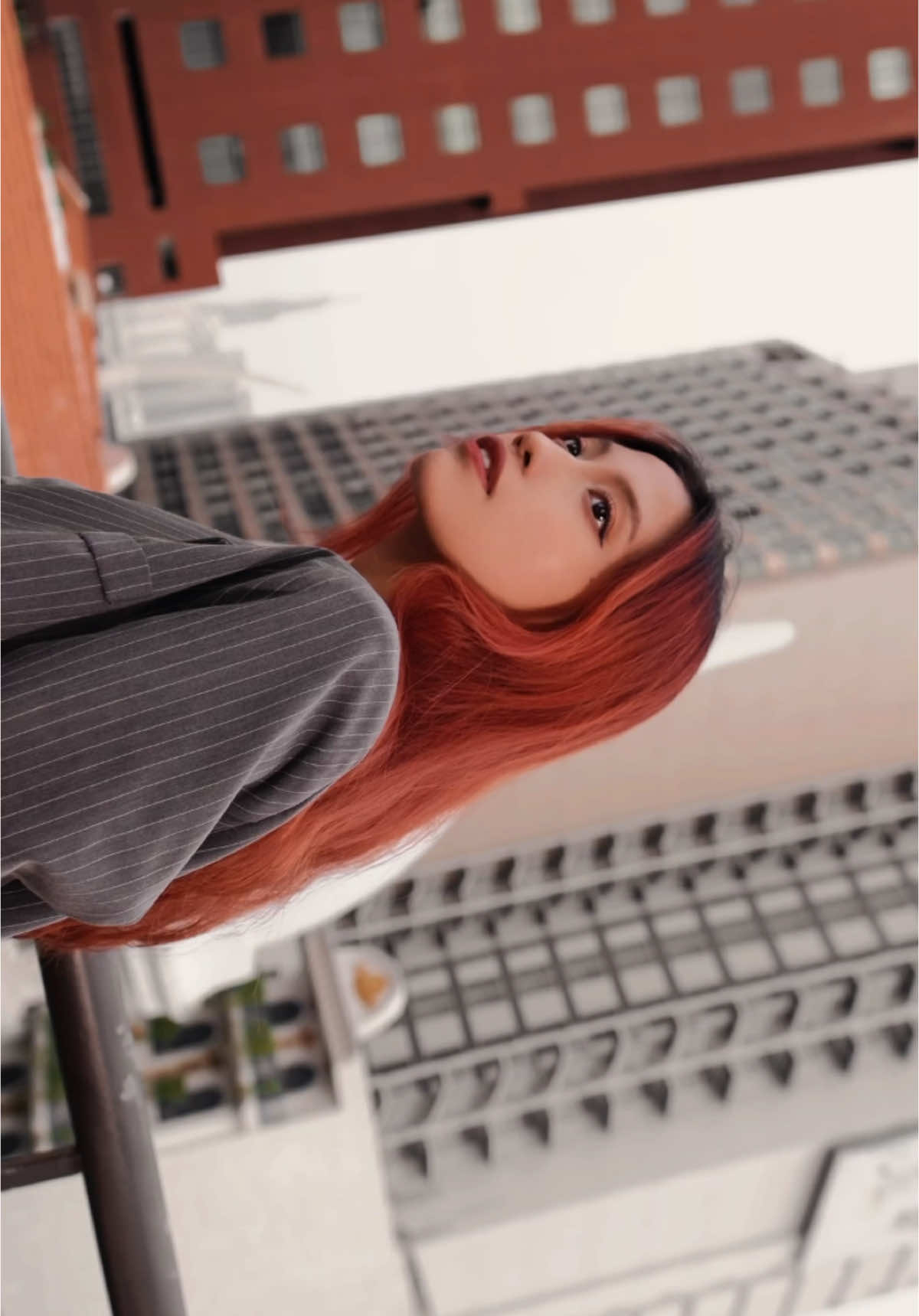 Khá nhiều bạn hỏi mình làm thế nào để tự tin trước camera , thật ra mình nghĩ tự tin là đủ rồi ! Nếu mộ người theo dõi hành trình tìm lại sự tự tin của mình từ lúc lập kênh đến giờ , chắc chắn mọi người sẽ thấy phiên bản Thư hiện tại có thay đổi đúng không ? #thutaplamsocial #thoitrang #fashion #xuhuong #trending #OOTD #vongco #outfit #fyp #trend #congvieccuatoi #fypシ゚ #phoido #goclamdep #quayvideo #nucamera 