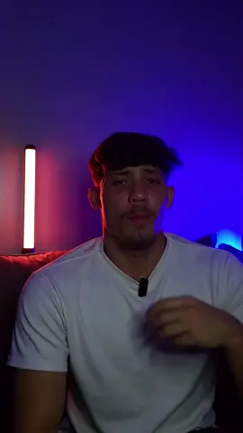 O logotipo do TikTok é um símbolo icônico que reflete a identidade da plataforma: uma rede social vibrante, dinâmica e centrada em conteúdo audiovisual. Por exemplo: 1. Inspiração Musical O TikTok é uma plataforma voltada para vídeos curtos, frequentemente acompanhados de música. O logotipo representa isso com um design que lembra uma nota musical estilizada. Essa conexão reforça o apelo da plataforma como um espaço de criatividade e expressão através da música e do movimento. 2. Cores Vibrantes O logotipo utiliza uma combinação de cores neon, como azul-turquesa e rosa, sobre um fundo preto. Essa escolha reflete: Energia e Diversão: As cores neon evocam uma atmosfera jovem e moderna, semelhante à luz de um palco ou festa. Dualidade e Contraste: A mistura de cores cria um efeito de 