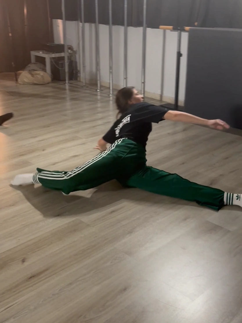 Last contemp classes for this year had a strong Christmas vibe 🎄 🧠 @frou_maria  . . #dancersoftiktok #dancetok  #contemporary #choreo #release #technique #dancevideo #dancer #floorwork #danceriktok #danceriktok #sothémove #fypシ゚ #foryoupage #φυπ 