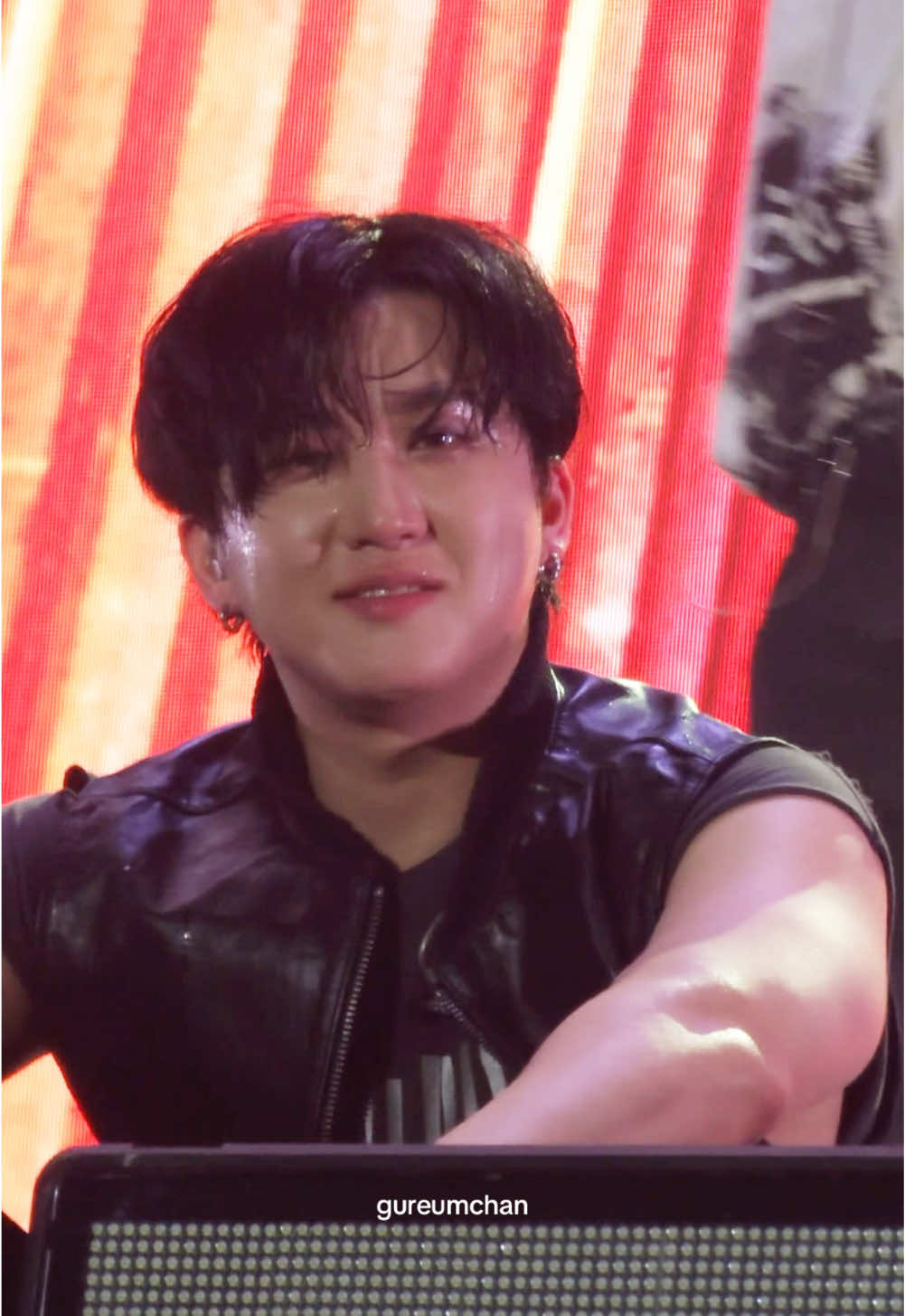 saw that he only had one side of his in-ears on so i took my chances 🙂‍↔️ his reaction was the softest 🥹 i’ll take the ending as a thank you 😂🤪  #straykids #skz #dominATE #dominateworldtour #스트레이키즈스 #스키즈#dominATE_JAKARTA #dominATE_JKT #kpopfyp #fyp #changbin #창빈 