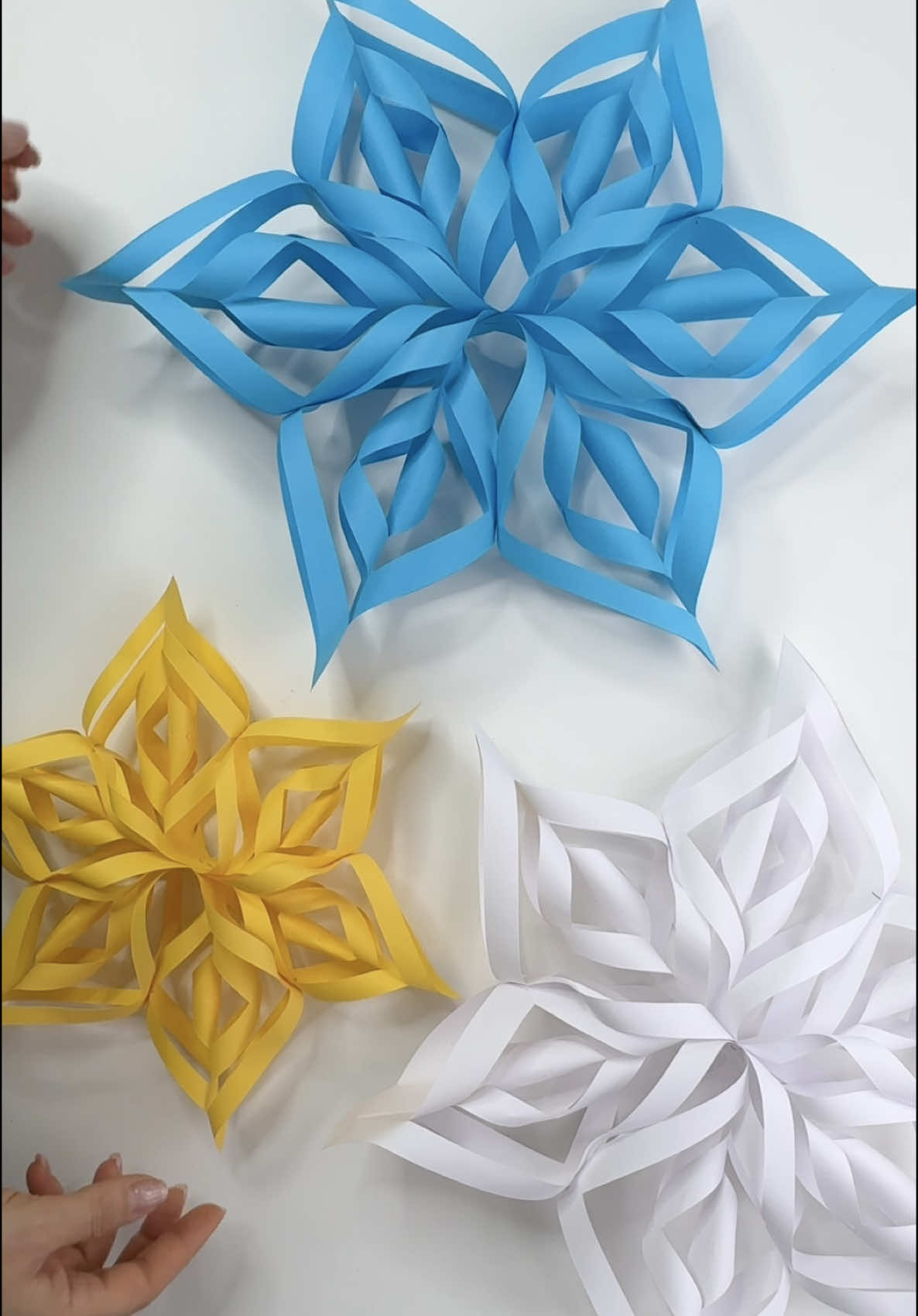 3D Paper Snowflakes❄️ #DIY #christmas #howtomake #snowflakes #papersnowflakes #3dsnowflake 