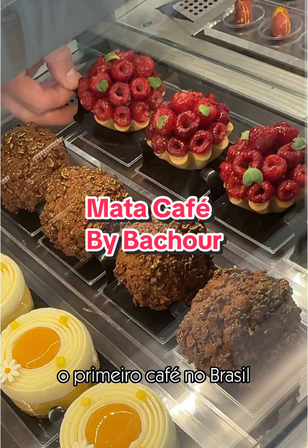 SP- O @matacafebybachour é a 1ª operação na América do Sul, do premiado por 3 anos como o melhor confeiteiro do mundo @antonio.bachour Que sorte a nossa, poder provar de suas criações aqui mesmo em São Paulo! Se você é bom apreciador de confeitaria não pode deixar de ir conhecer! A loja é lindíssima assim como tudo que o grupo @cidadematarazzo faz, onde o bom gosto e a qualidade imperam! Aliás já aviso em breve eles se mudam para lá, ouvi dizer que jajá vão abrir novas operações gastronômicas na Cidade Matarazzo, e está é uma das confirmadas! Mal posso esperar para conhecer tudo de perto, na minha opinião a Cidade Matarazzo é um dos projetos mais lindos e elegantes da cidade, ou melhor do país... ou seria do mundo? 📍R. Oscar Freire, 1052 - Jardim Paulista, São Paulo #bachour #cafe #confeitaria #oscarfreire #jardins #jardinssp #doces #confeiteiro #sp