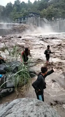 Penyelamatan Pemancing Terjebak Banjir Bandang di Tegal