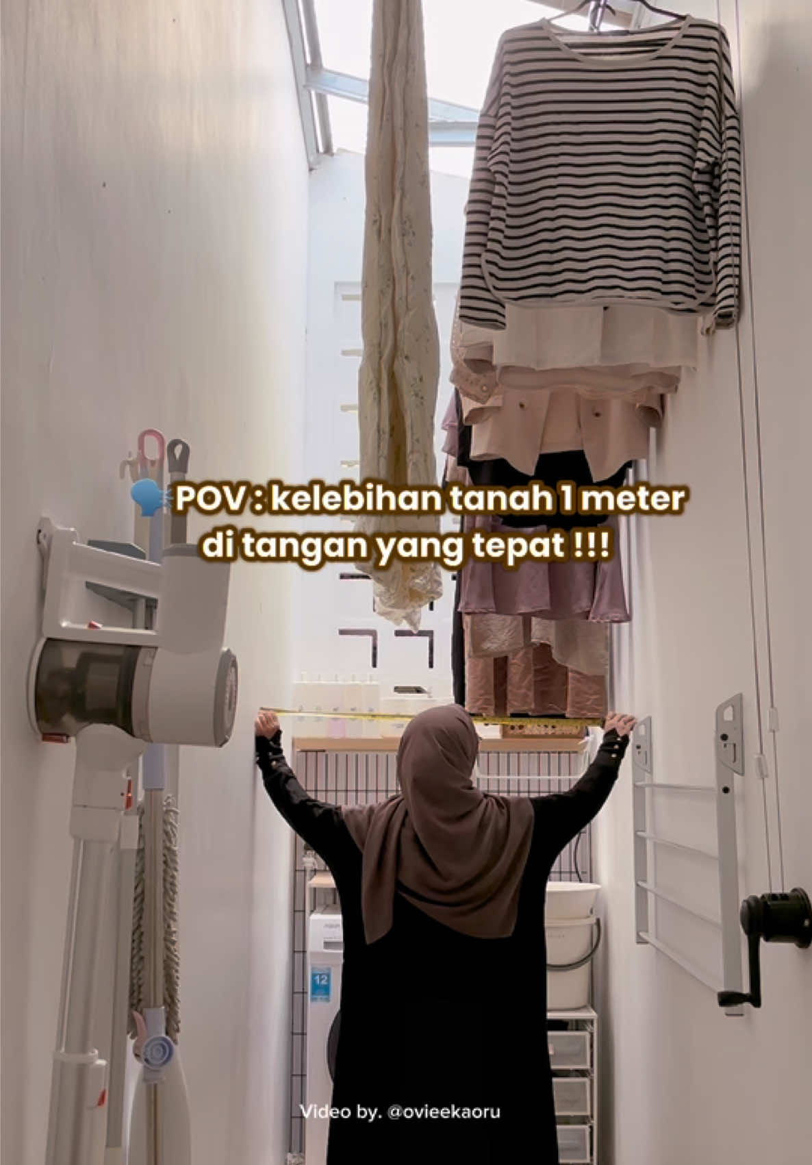>>> Lahan 1 meter di tangan yang tepat 🤭😆✌🏻 Bisa jadi apa ? Bisa jadi area laundry room, service area, gudang mini. Jadi singkat cerita awalnya area ini pengennya jadi taman kering samping gitu tapi karena rumah ini sangat mini jadi masih butuh ruangan2 seperti laundry room dan gudang akhirnya di tutuplah si gang senggol ini jadi laundry room dan gudang mini. Untuk gudang mini posisinya di depan teras itu pun ngga terencana ya, pas kebetulan dipojokan itu paksu sering naro barang2 perkakas nya disana haha, lihatnya ga enak banget dan keliatan berantakan akhirnya ditutup lah pake pintu kamuflase walaupun gak terlalu estetik tapi mayan jadi fungsional.  So, kalian punya lahan atau area yang gak kepake yuk langsung di makeover biar jadi bermanfaat dan fungsional ( asal jangan lahan bukan hak kita yaa dosaa 😀) ✌🏻 #laundryroom #inspirasilaundryroom #gudangmini #rumahminimalis