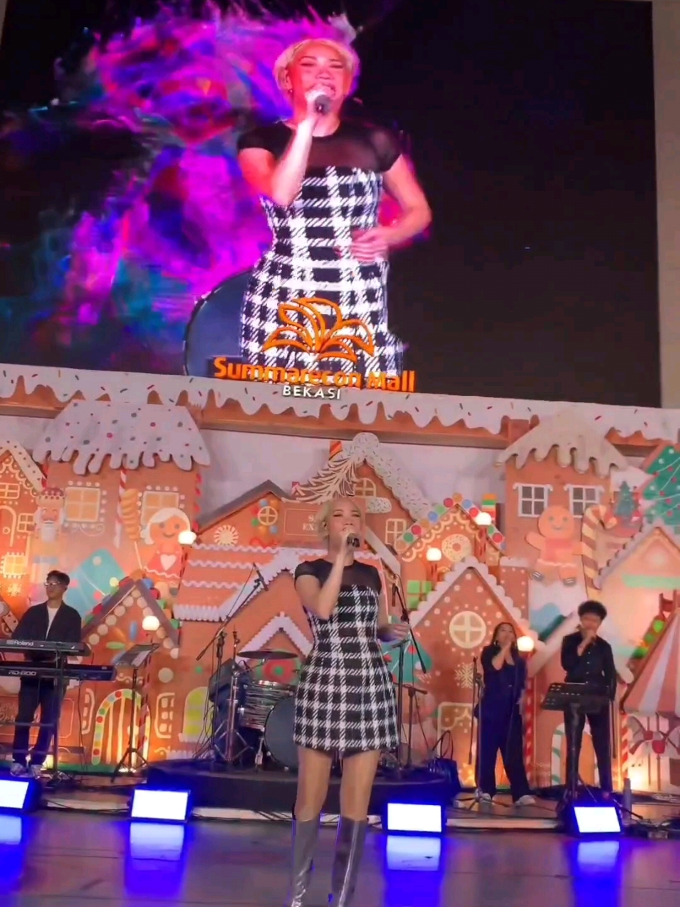 Waktunya gue nambah pengetahuan. Belajar hal baru #Liveeffects #livevisuals #livevisualfx #livefx #resolume #resolumearena #pekerjaevent #pekerjakreatif #pekerjaseni #visualjockeyindonesia #avji #VJ #visualjockey #musicfestival #concert 