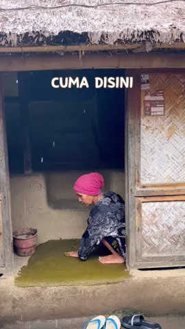 Ada yang mau coba ngepel juga ga? 😂 Ke Desa Sade bisa banget Lepas Suntuk juga nih. Katalog one day trip ke Lombok, cek di WhatsApp +62 812-5980-7887 ya! #explorelombok #wisatalombok #desasade #desasadelombok #lomboktengah #opentriplombok #lomboktrip #lombokisland #fyp
