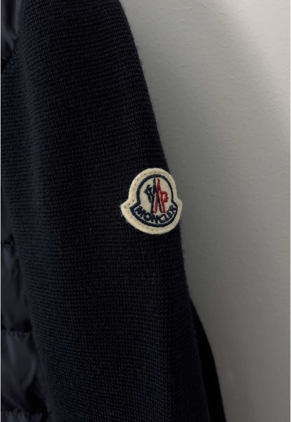 Moncler cardigans for 70% less than retail | www.trendsellers.se