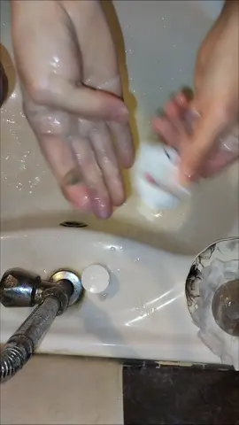 طريقه الماسك للوجه لبشره صافيه خاليه من اي مشاكل  مع صابون جانوزي ومعجون جانوزي وبالاخر ماتنسو مرطب البشره من اوليفيرا طبقتا على ايدي لسهولة الشرح 😉