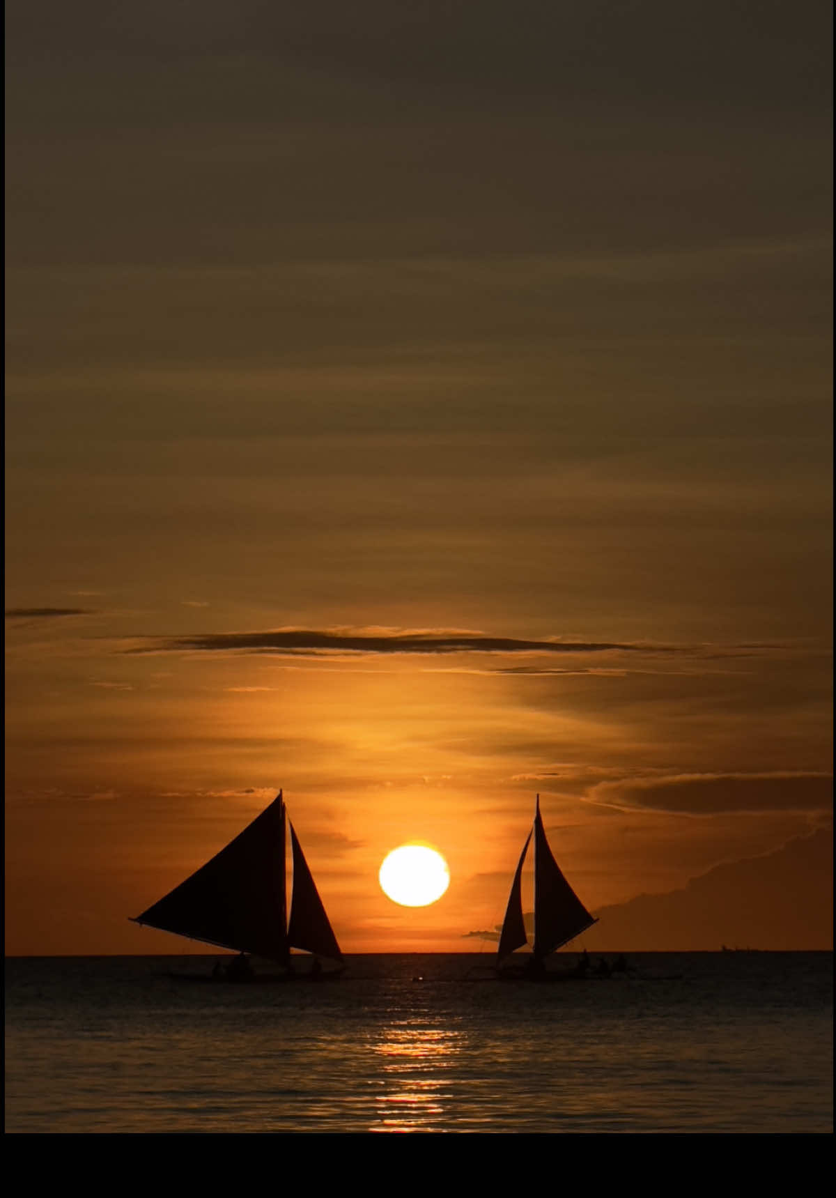 Boracay sunset never fails. 🥹🌅⛵️ #BoracaySunset #SunsetVibes #GoldenHour #IslandLife #SunsetMagic #PhilippineParadise #BoracayViews #TropicalEscape #ParadiseFound 