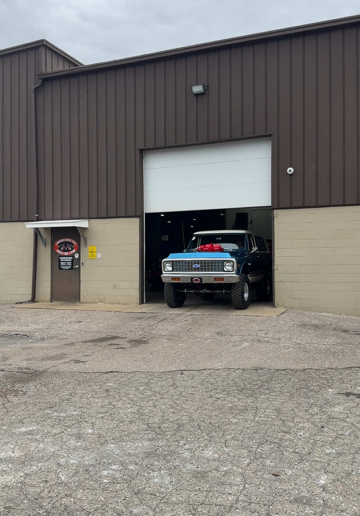 Check out our gorgeous 1972 Chevrolet Blazer K5 Restomod! 🎁 Available Now for Purchase! 