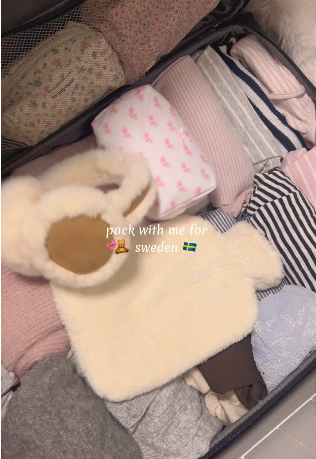 Ig: sarahemylie💌 pack with me for sweden ❄️🧸🇸🇪🎀 #packwithme #travelday #whatimpacking #sweden #packwithme #packingtips #winter #winterwonderland #snow #swedishwinter #sverige #scandiwinter #scandiaesthetic #scandinavianinspiration