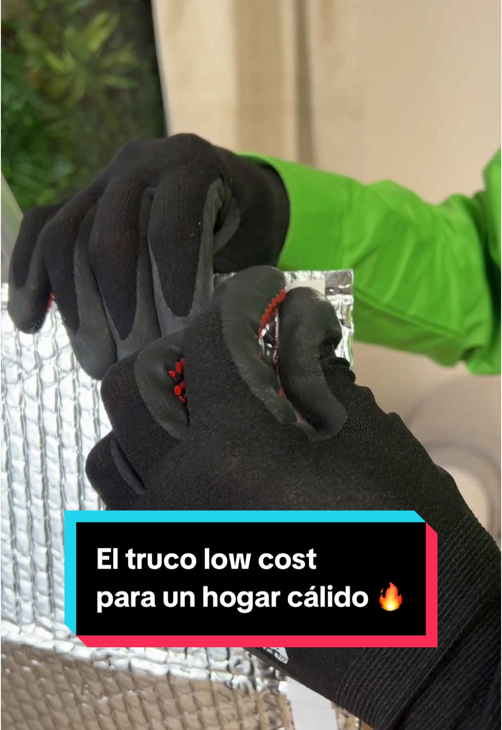 ¿Notas que el aire y el frío se cuelan por la ventana? 🪟❄️ ✅ Ref. 18053315 - Kit aislante de cajón de persianas 1,2x0,25 m . . . . #MisIdeasLeroyMerlin #Aislante #Persiana #Frío #Truco