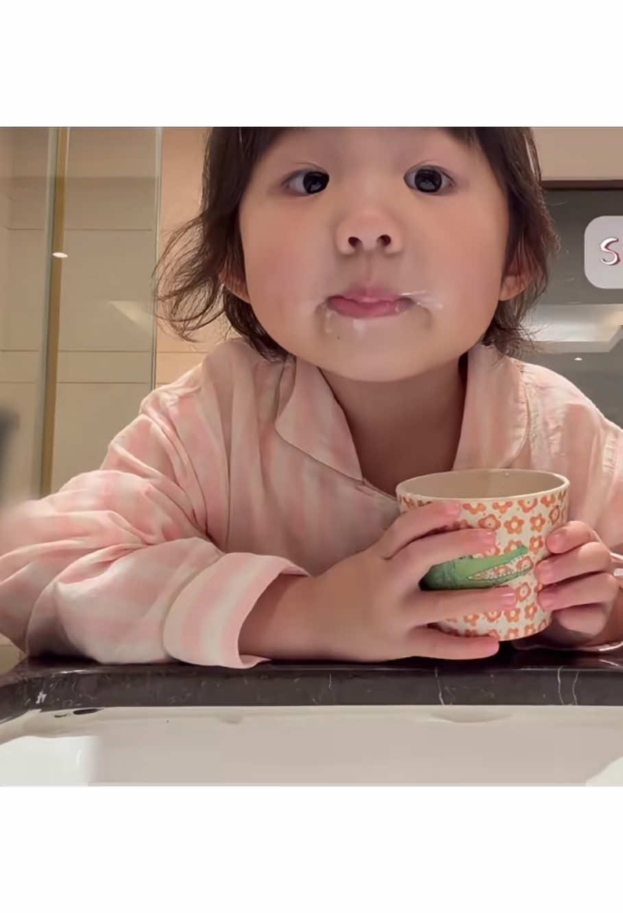Với một người mê trẻ con như tui thì k thể nào cưỡng lại đc sự đáng iu này😍. Mà k biết do tui nhìn hay giống thiệt mà thấy ẻm giống bé mặt duông Pamiuoi 🥲 chắc do tui mê cả 2🤣#许昕 #xuxin 🏓