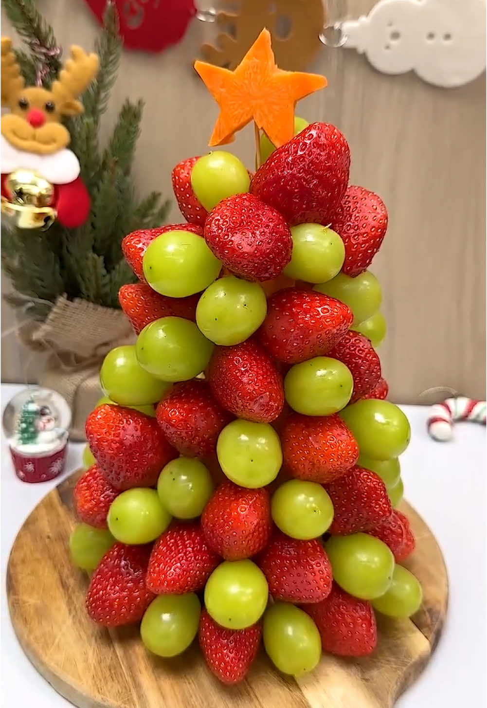 🎄✨ Get into the holiday spirit with this fun and festive fruit tree! 🍇🍓 Easy to make, healthy to eat, and perfect for your Christmas lunch. Watch how we turn grapes and strawberries into a delicious holiday treat!  #Christmas #Coldpress #FruitTree #HealthyHolidays #ColdpressChristmas