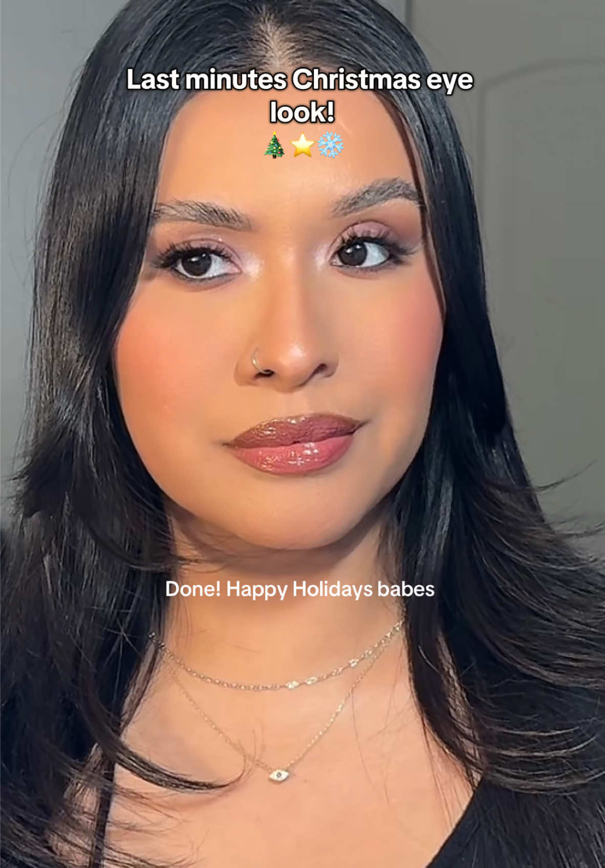 The last min eyeshadow looks always come out better I swear. Don’t know what eyeshadow look to create I got you. Dark and sultry eyeshadow looks are beautiful ❄️🎄👀 #makeup #holidaymakeup #christmasgrwm #christmaseyeshadow #makeuplook #tannedskinmakeup #grwmmakeup #eyeshadowtutorial 