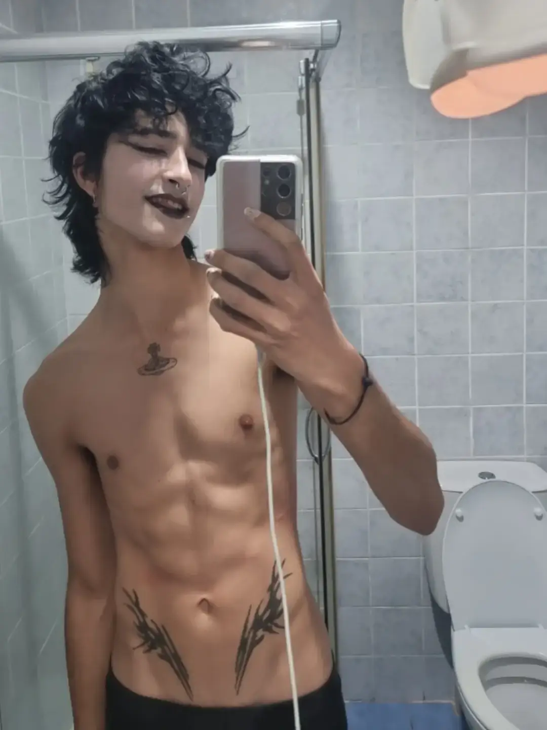 plz ignore the lil wounds i got and if u dont like me its fine just dont comment super horrible stuff cuz i see all of the comments :)  #fyp #punk #goth #tradgoth #alt  #punksnotdead #riotgrrrl #nana  #punkrock #tradgoth  #goth #gothic #punkboy #vkei #newwave  #piercings  #emo 
